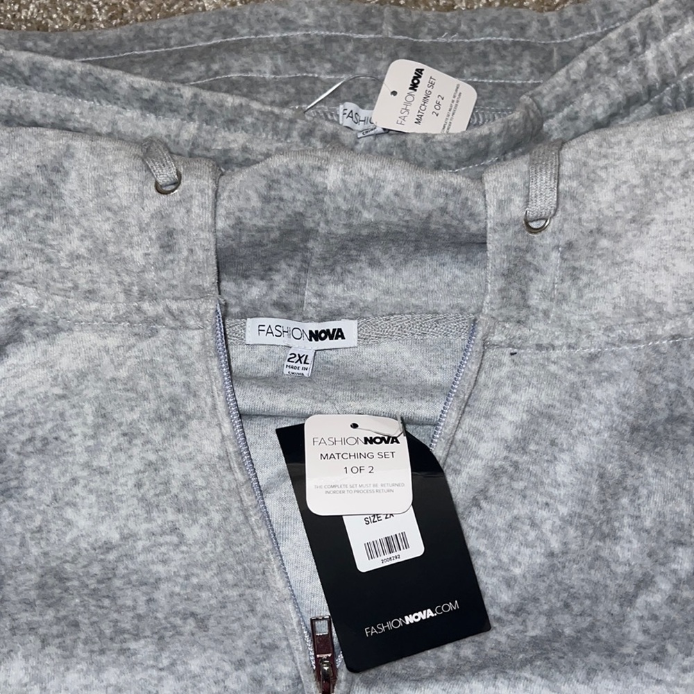 New w/ Tags -Fashion nova velour short set